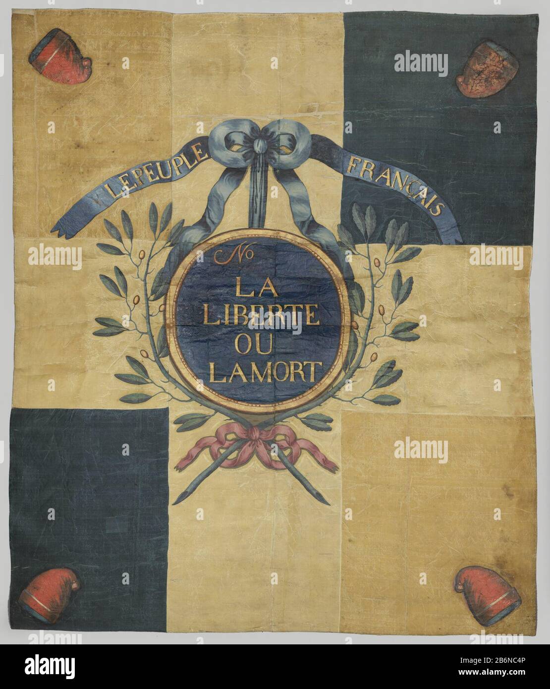 Frans legervaandel Wit kruis over de kwartieren blauw-rood-blauw-rood. In het midden rond blauw medaillon met gouden omlijsting, hangend aan lint met strik en geflankeerd door eiketakken, van ondern samengebonden met Rode strik. In de hoeken een Rode Phrygische Muts. OP het medaillon in gouden letters, cursief: No      ; in klassieke kapitalen : LA LIBERTE ou LA MORT. OP de Banden van de Strik boven: Le PUPLE FRANCAIS. In de hoeken een rode phrygische Muts. Paradekant identiek. Hersteller : AnoniemPlaats Herstellung: Frankrijk dating: 17971 Material: Zijde katoen Techniek: Naaien / schilde Stockfoto