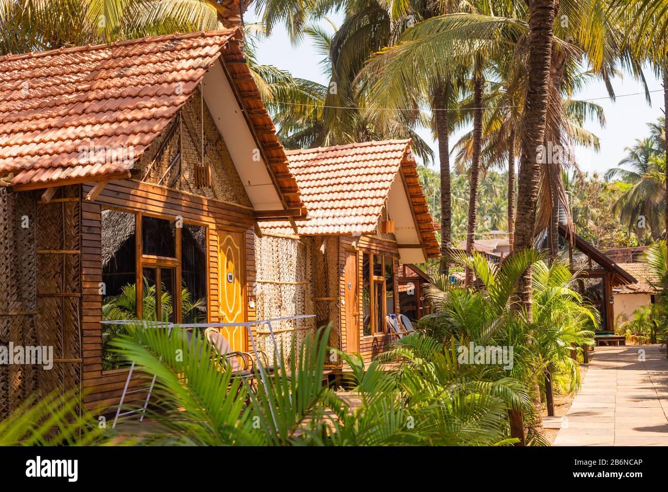 Strandhütten und Cottages aus Bambus, Tonfliesen und Kokosblättern. Bilder zum Konzept des Urlaubsziels in Goa, Indien.Urlaub und Reisen Stockfoto