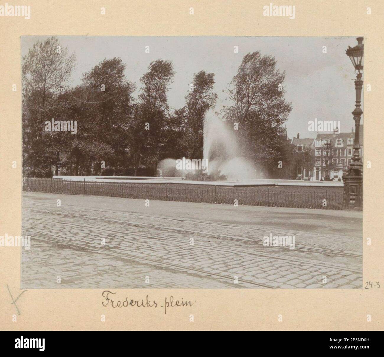 Frederiksplein te Amsterdam Fotoalbum 3 auf Seite 24 von Album Amsterdam 1890-1894. Hersteller: Hersteller: Hendrik Herman van den Lagerhaus Herstellung: Amsterdam Datum: In oder nach 1890 - Merkmale in oder für 1894 Physisch: Daglichtcollodiumzilverdruk Material: Fotopapiertechnik: DaglichtcollodiumzilverdrukOnderwerp Stockfoto