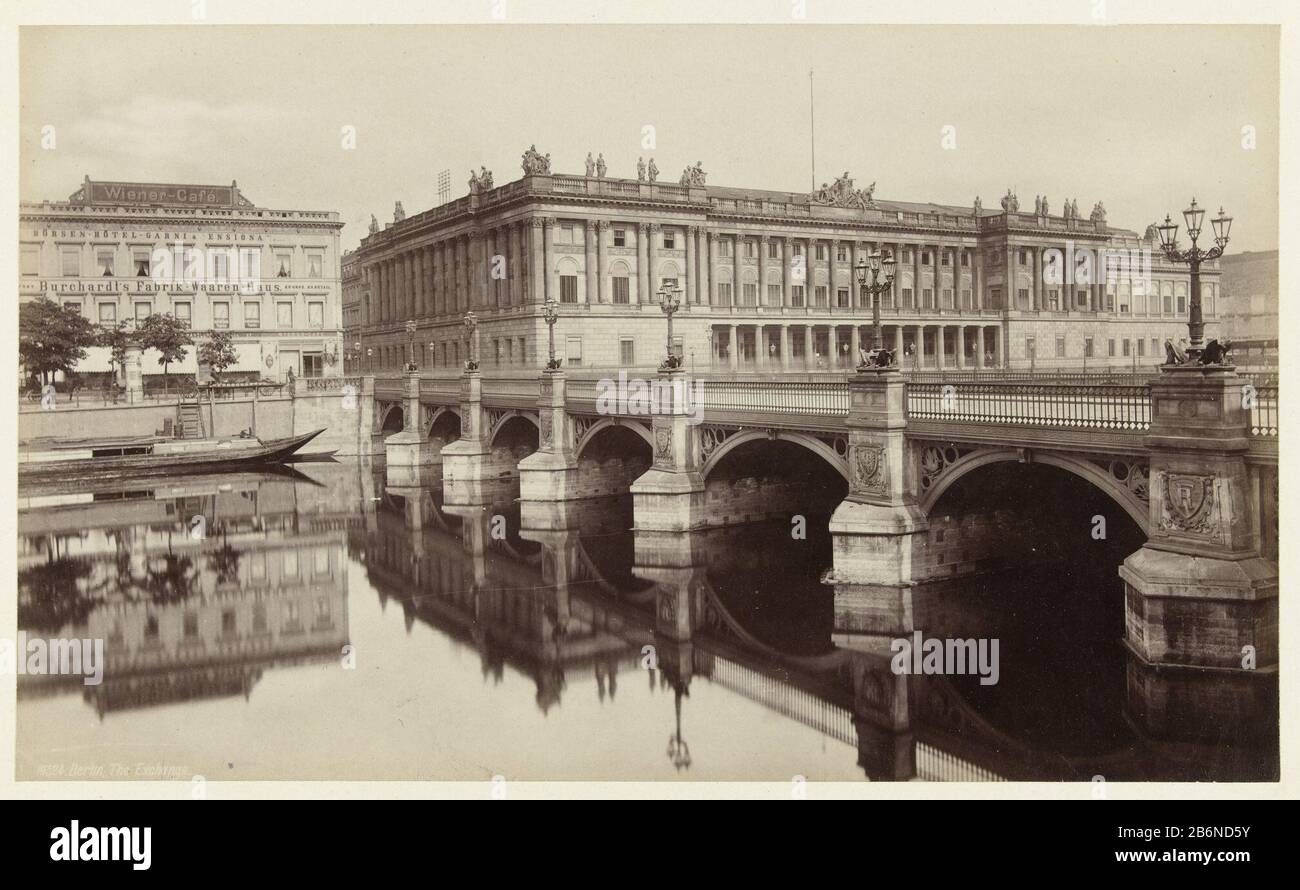 Friedrich Brücke über die Spree in Berlijn 19324. Berlin, Die Börse. (Titelobjekt) Objekttyp: Fotos Artikelnummer: RP-F 1995-48 Beschriftung / Marken: Beschriftung auf dem Nachbild, gedruckt mit negativ: '19324. Berlin, The Exchange.'opschrift, recto top sheet, geschrieben in Bleistift: 'Francis Frith and Co 1880's' Hersteller: Fotograf: Frith & Co. (Zugeschrieben) Fotograf Francis Frith (zugeschrieben) Ort Herstellung: Großbritannien Datum: 1875 - 1890 Physische Merkmale: Albumin Druckmaterial: Papierpapier Pappe Technik: Albumin Druckabmessungen: Foto: H 15 Stockfoto