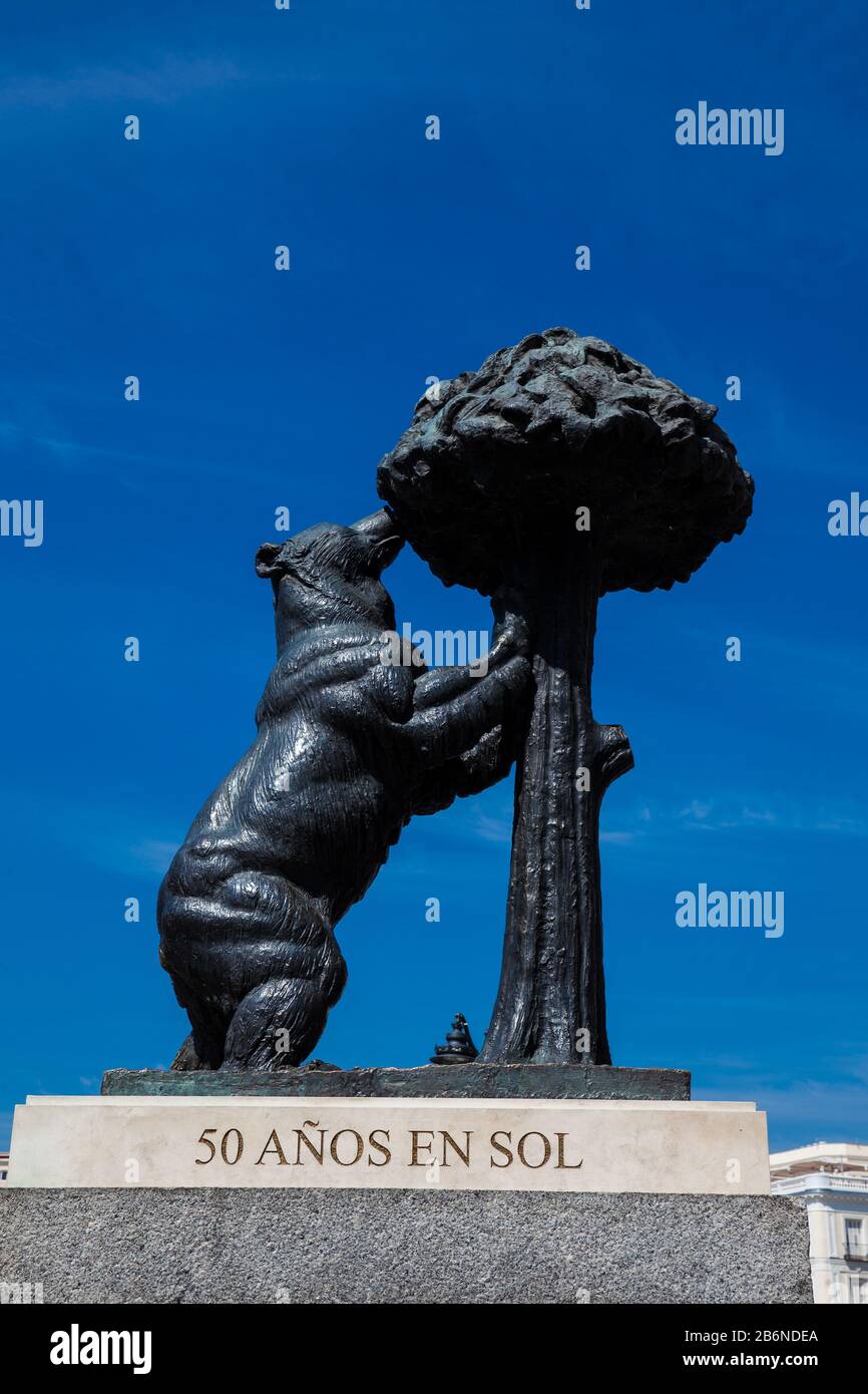 Madrid, SPANIEN - MAI 2018: Die Statue des Bären und der Erdbeerbaum, die das Wappen von Madrid darstellt und sich auf der Ostseite befindet Stockfoto