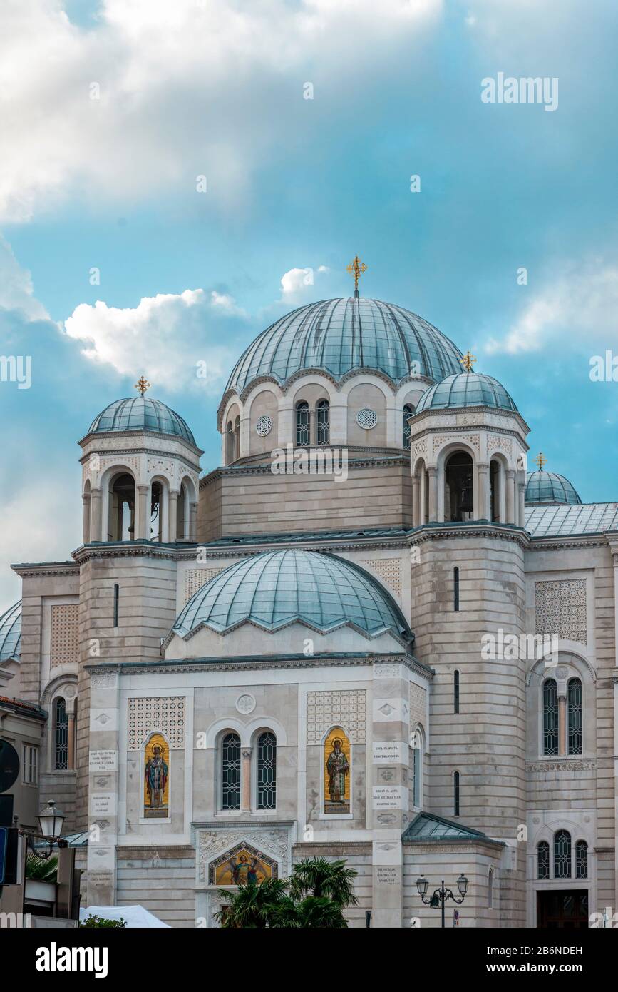 Weißes Steingebäude der berühmten St. Spyridon Kirche in Triest, Italien Stockfoto