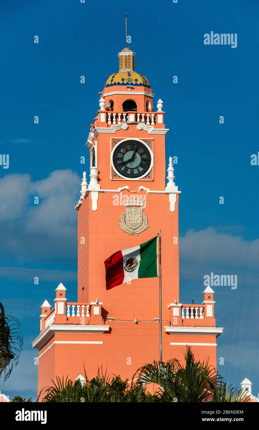 Turm von Palacio, mexikanische Flagge, Plaza Grande in Merida, Bundesstaat Yucatan, Mexiko Stockfoto