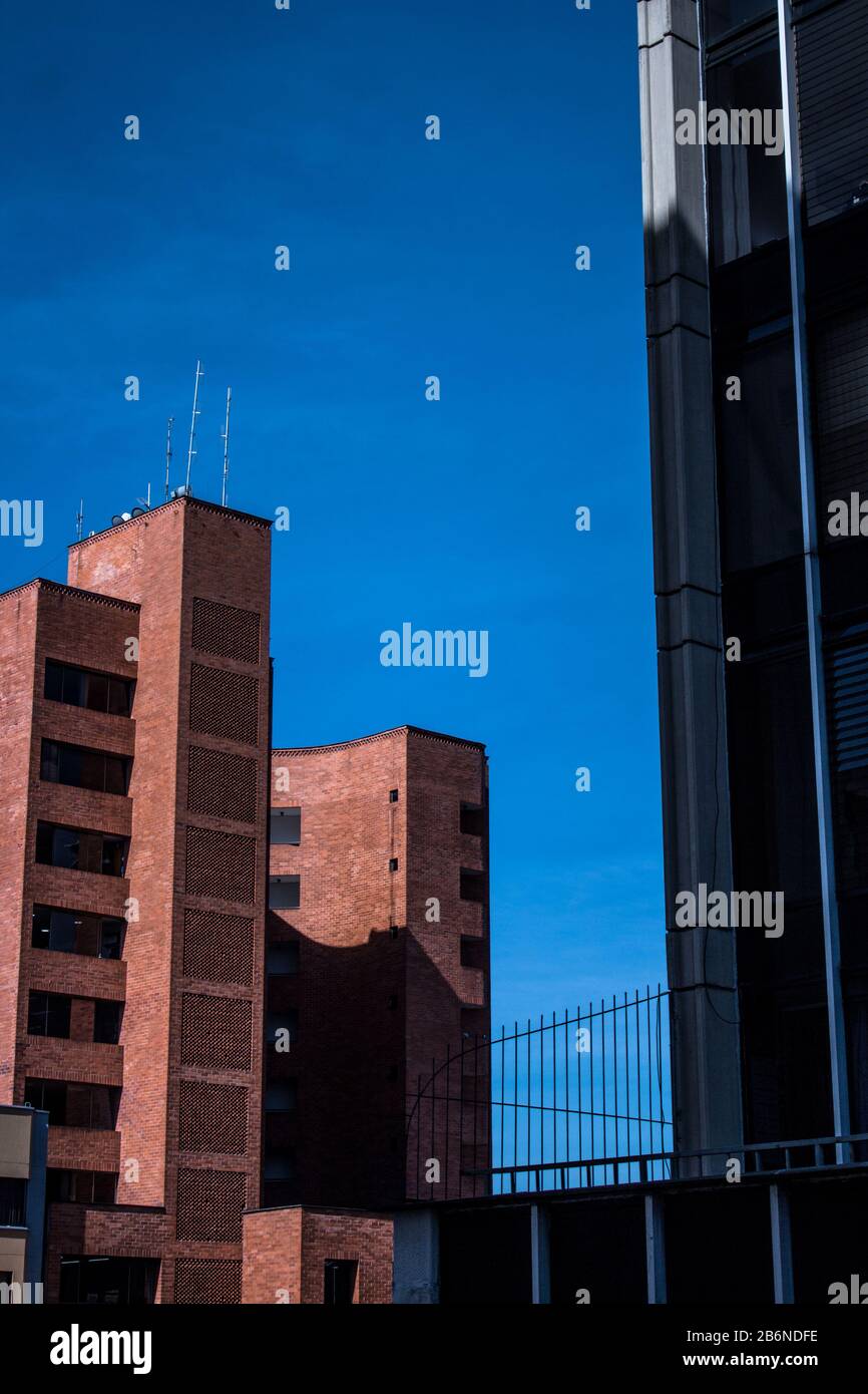 Zwei Gebäude mit Schatten und blauem Himmel Stockfoto