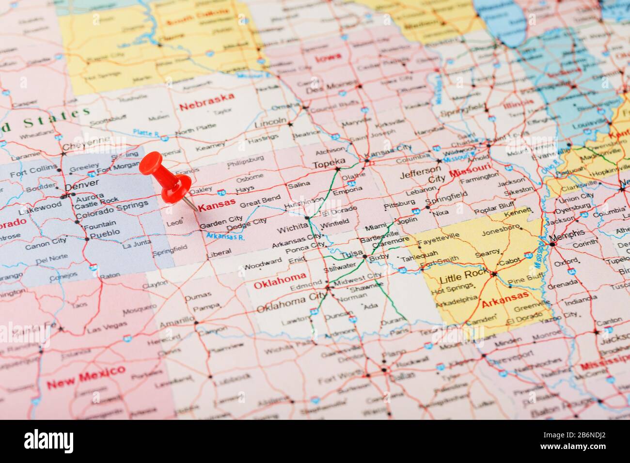 Rote Schreibnadel auf einer Karte von USA, Kansas und der Hauptstadt Topeka. Nahaufnahme der Karte von Kansas mit rotem Zack, United States MAP Pin USA Stockfoto