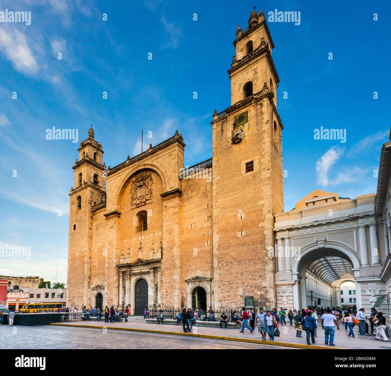 Catedral de San Ildefonso, 16. Jahrhundert, nach Sonnenuntergang, Plaza Grande in Merida, Bundesstaat Yucatan, Mexiko Stockfoto