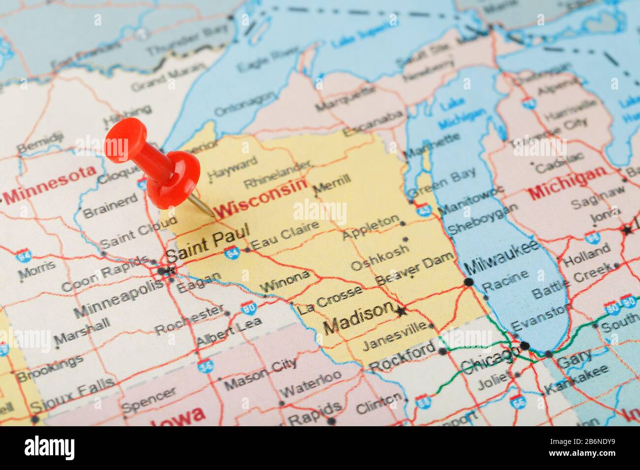 Rote Schreibnadel auf einer Karte von USA, Wisconsin und der Hauptstadt Madison. Nahaufnahme der Karte von Wisconsin mit rotem Zack, United States Map Pin USA Stockfoto