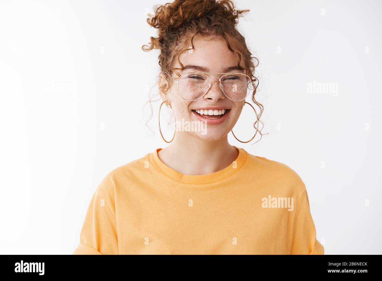 Freudig lustige charismatische attraktive europäische Ingwergirl frechelt mit Brille lachend glücklich mit fantastischem, positivem Tag Glücksgefühle Stockfoto