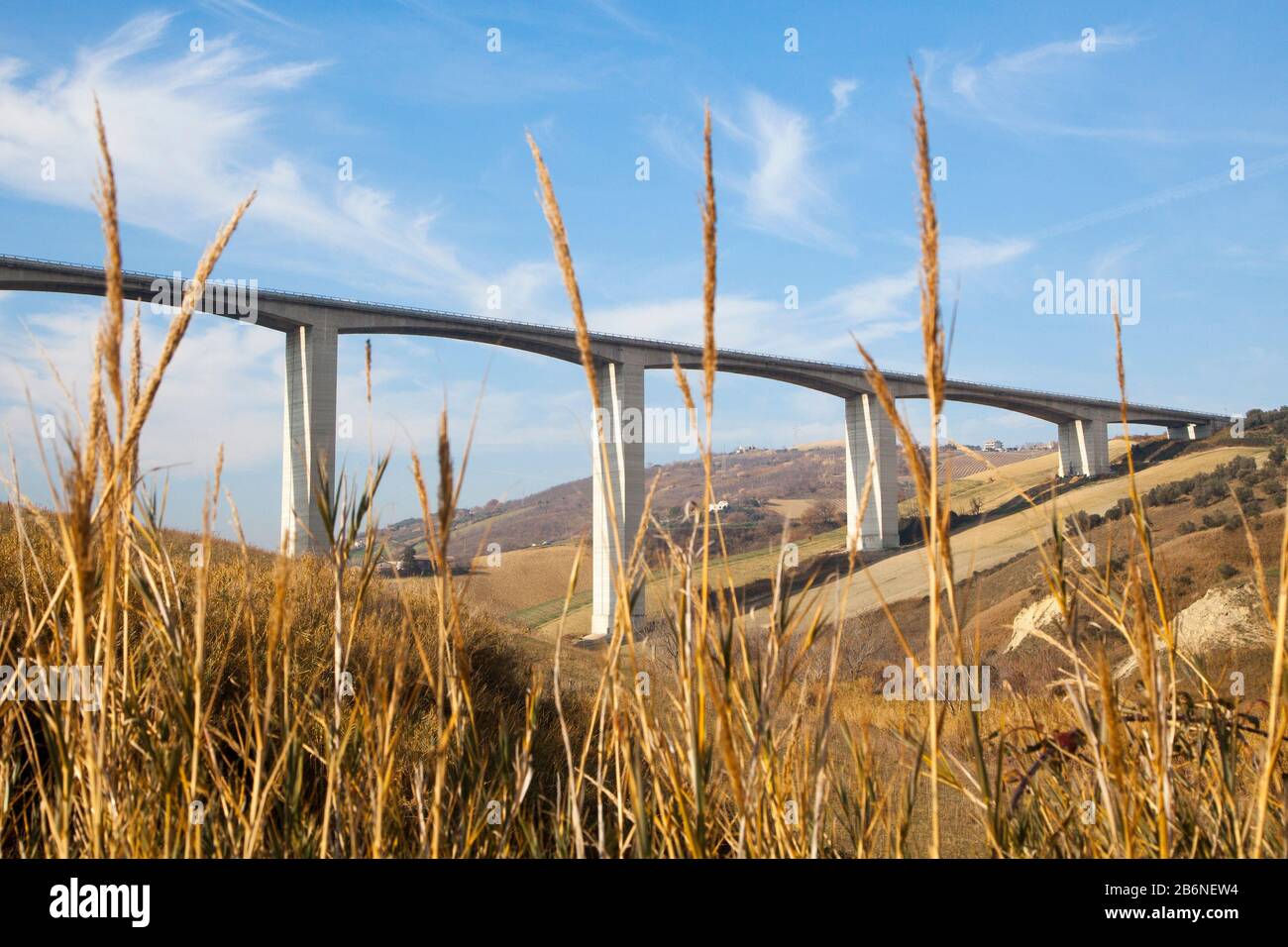 Die Autobahnbrücke Cerro steht in Pineto, Italien. Zerfallende Viadukte, die Leben aufs Spiel setzen. Stockfoto