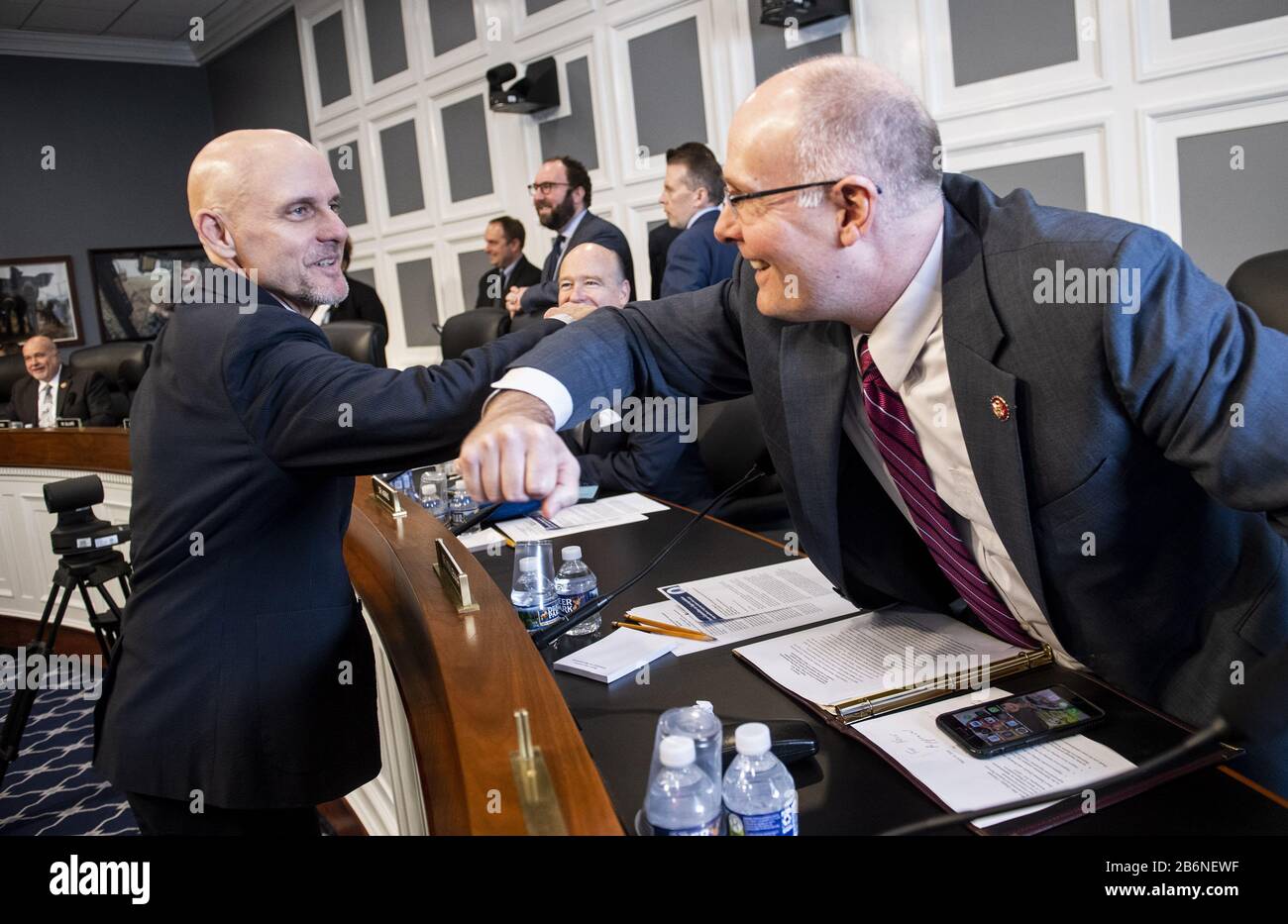 Washington, USA. März 2020. Der FDA-Kommissar Stephen Hahn zeugt von dem Greets-Vertreter John Moolenaar, R-MI, mit einem Ellenbogenschlag, um das Händeschütteln wegen des Coronavirus-Ausbruchs zu vermeiden, bevor er am 11. März 2020 auf dem Capitol Hill in Washington, DC Zeugnis ablegt. Foto von Kevin Dietsch/UPI Credit: UPI/Alamy Live News Stockfoto