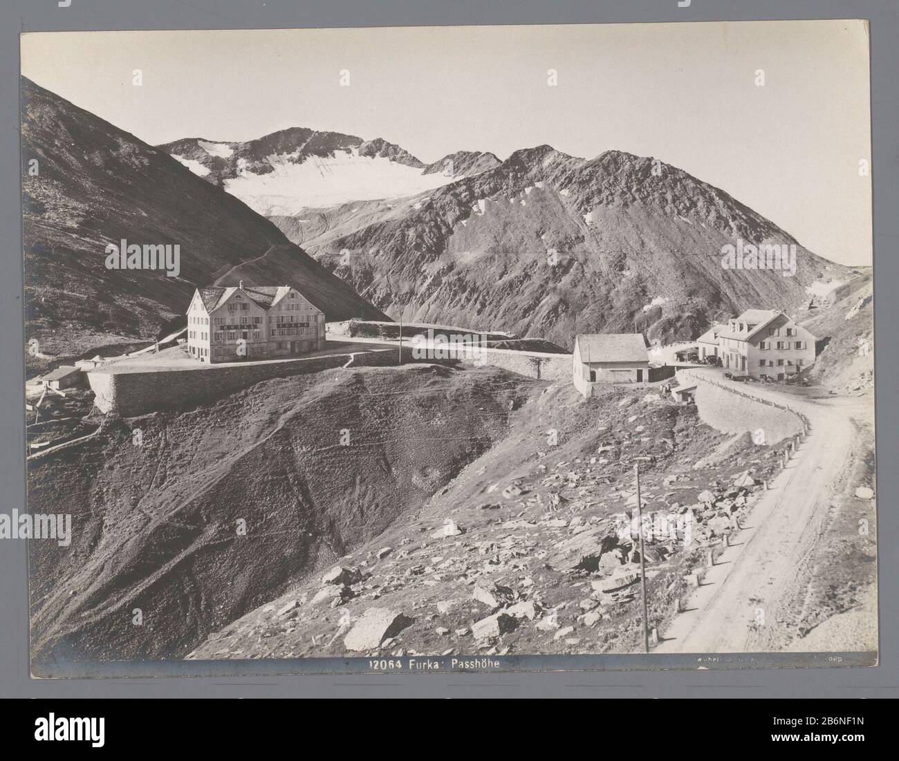 Furka (ter hoogte van de pas), Zwitserland Die Furkapas ist ein Gebirgspass, der die Bezirke Uri und Wallis miteinander verbindet. [?] Der Furkapasweg, wie wir auf dem Bild sehen, wurde von 1864 bis 1867 gebaut, er betrifft eine Verlängerung der bestehenden alten Handelsroute, die bereits zur Zeit der Römer gebruikt war. Hersteller : Fotograf: Gebrüder WehrliPlaats Herstellung: Schweiz dating: CA. 1890 - ca. 1920 Physikalische Merkmale: Gelatine silberfarbenes Druckmaterial: Papierkartontechnik: Gelatine silberfarbenes Druckmaß: Foto: H 217 mmb 165 mmOnderwerp Stockfoto