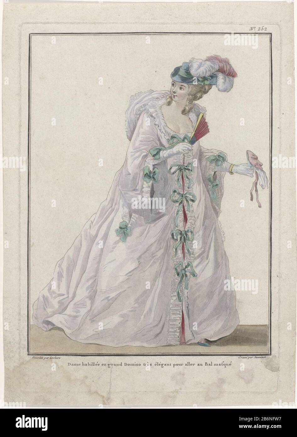 Dame in einem eleganten großen Domino gekleidet, geeignet, um einen Maskenball zu spielen. Domino hat eine Kapuze, breite Ärmel und mittlere mit Schleifen geschlossen. In der Hand eine halbe Maske mit einem Stück Stoff unten. Weiteres Zubehör: Hut mit Band und Federn, Ohrring, lange Handschuhe, Klapplüfter, Armband, Schuhe. Drucken aus der Serie Cahier 39 (bis) Costumes des Français, 34 Suite d'Habillements les plus à la Mode, Gallerie des Modes et Costumes Français. Hersteller : Druckerhersteller Jean François Janinet (unter Denkmalschutz) zum Zeichnen: Pierre Thomas Le Clerc (unter Denkmalschutz stehendes Gebäude) Colorist: Madame Le Beau (Pos Stockfoto