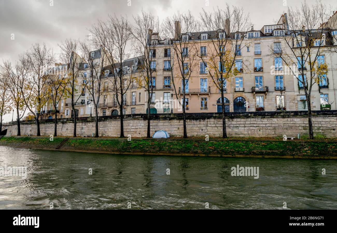 Wohnhäuser und Bäume ohne Laub an der seine im Pariser Stadtzentrum, Frankreich Stockfoto