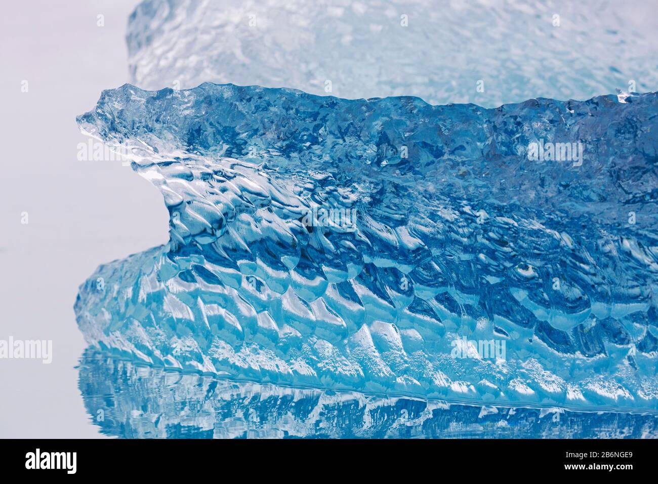 Abstraktes Muster in schmelzender Eisscholle/Eisberg, das Textur durch Schmelzwasser/Schmelzwasser zeigt Stockfoto