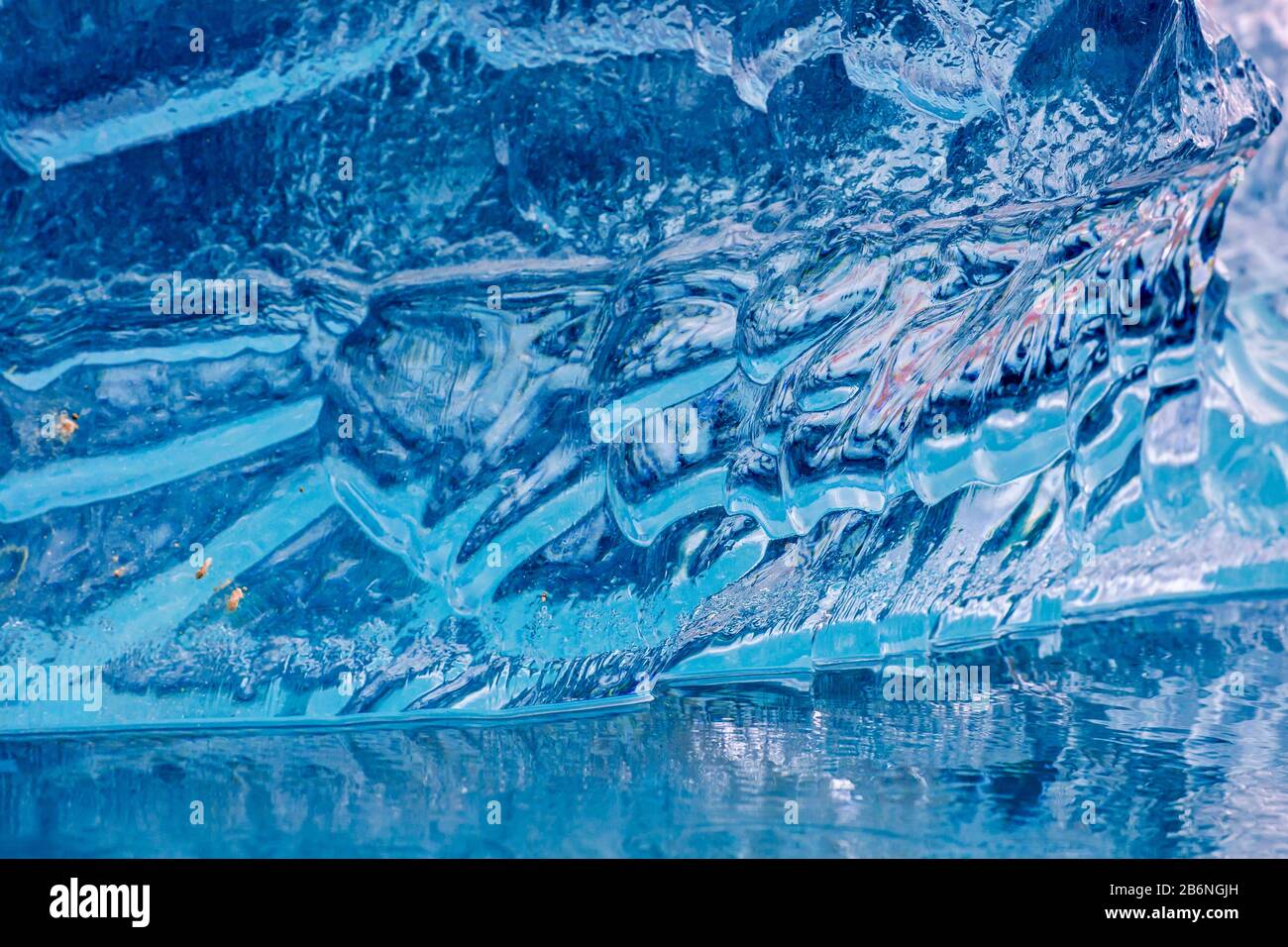 Abstraktes Muster in schmelzender Eisscholle/Eisberg, das Textur durch Schmelzwasser/Schmelzwasser zeigt Stockfoto