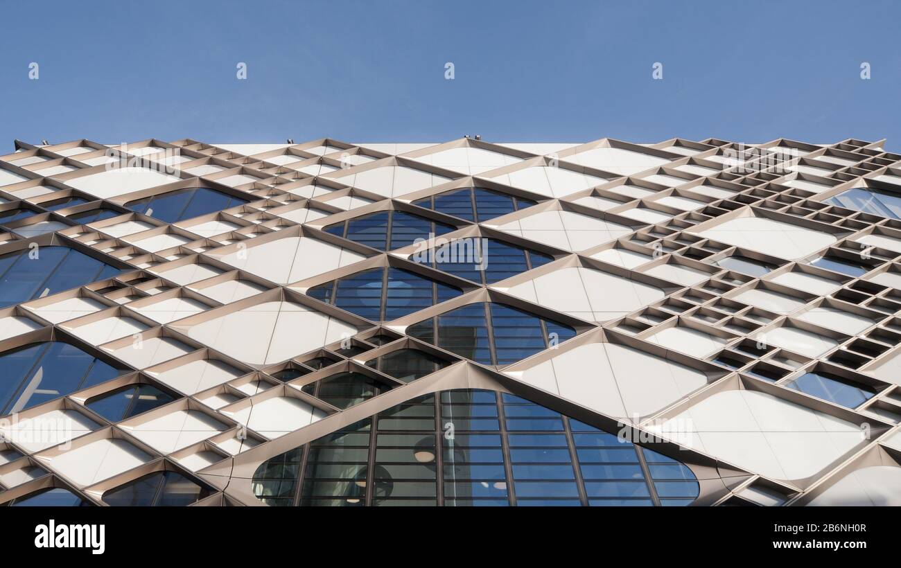 Abstraktes geometrisches Muster der Glas- und Aluminiumfassade des Diamantgebäudes, Fakultät für Ingenieurwissenschaften der University of Sheffield Stockfoto
