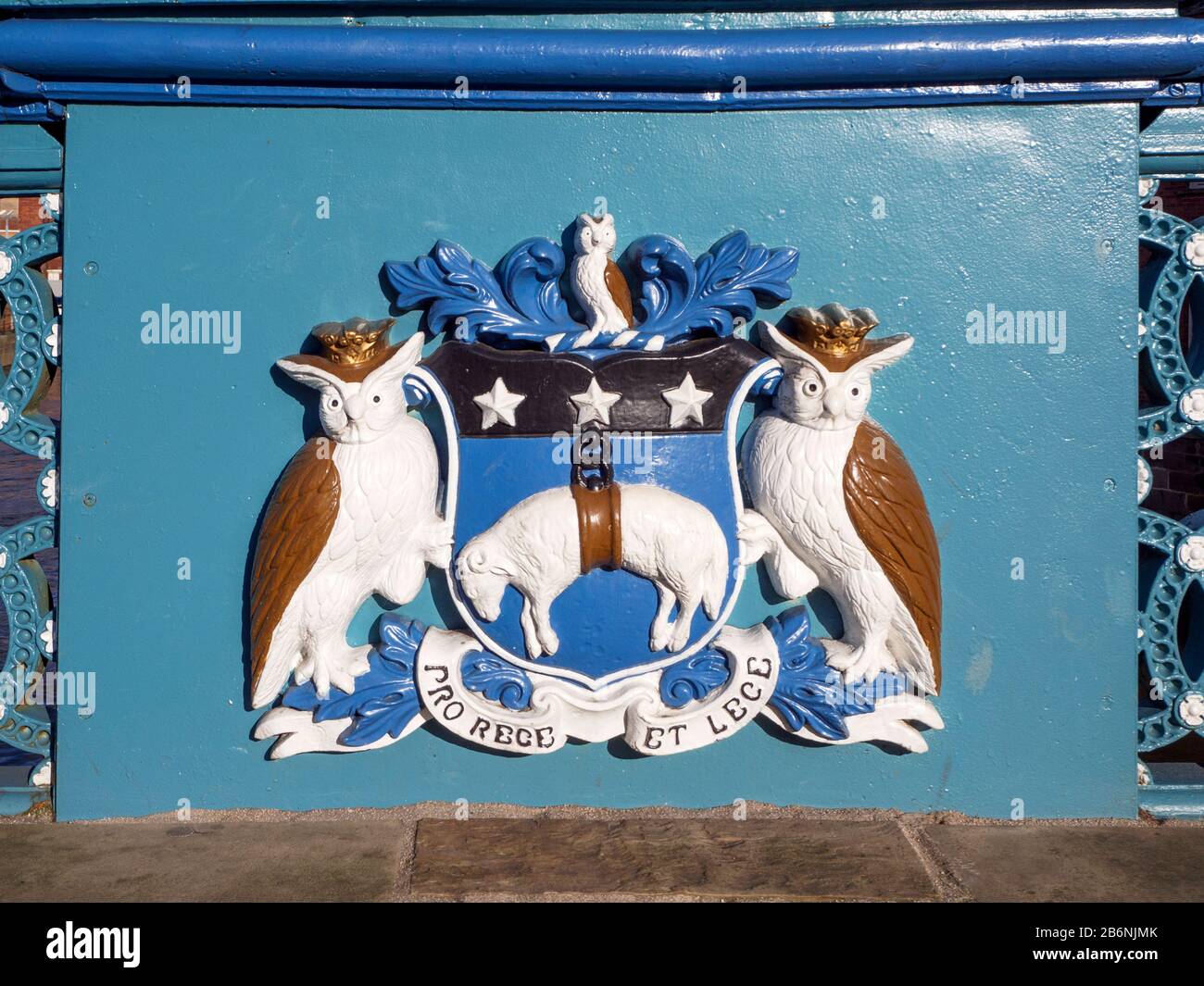 Das Wappen von Leeds auf der viktorianischen Grade-II-Liste führte Leeds Bridge in Leeds West Yorkshire England auf Stockfoto