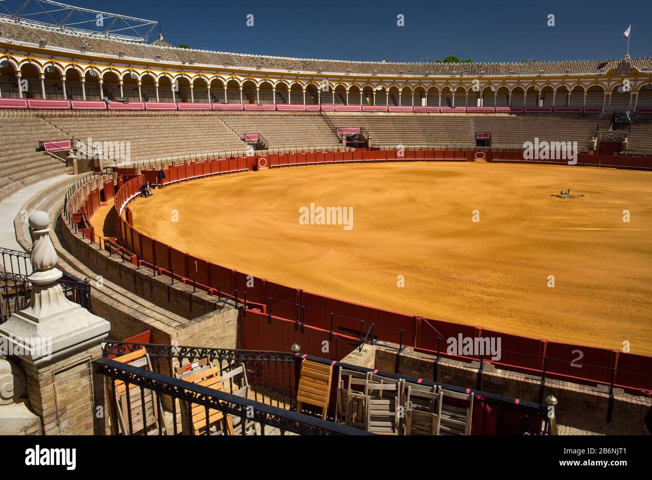 Bunte horizontale Aufnahme der Stierkampfarena La Maestranza und der Tribüne, Sevilla, Spanien Stockfoto