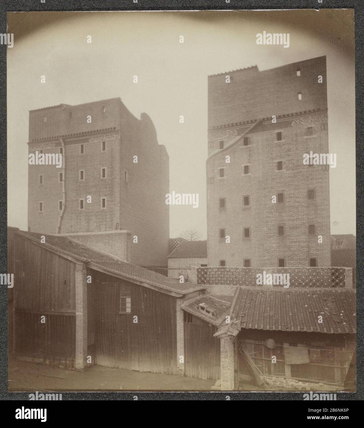 Gebouwen van pandjesbazen in Kanton Teil des Albums mit 50 Bildern von einer Reise durch Südost-<unk> Azië. Hersteller : Fotograf: Anonymer Ort Herstellung: Kanton Datum: 1860 - ca. 1900 Physische Merkmale: Albumin Druckmaterial: Papier Fotopapier Technik: Albumin Druckabmessungen: H 258 mm × W 234 mm Betreff: Pfandroker, wobei lombard: Kanton Stockfoto