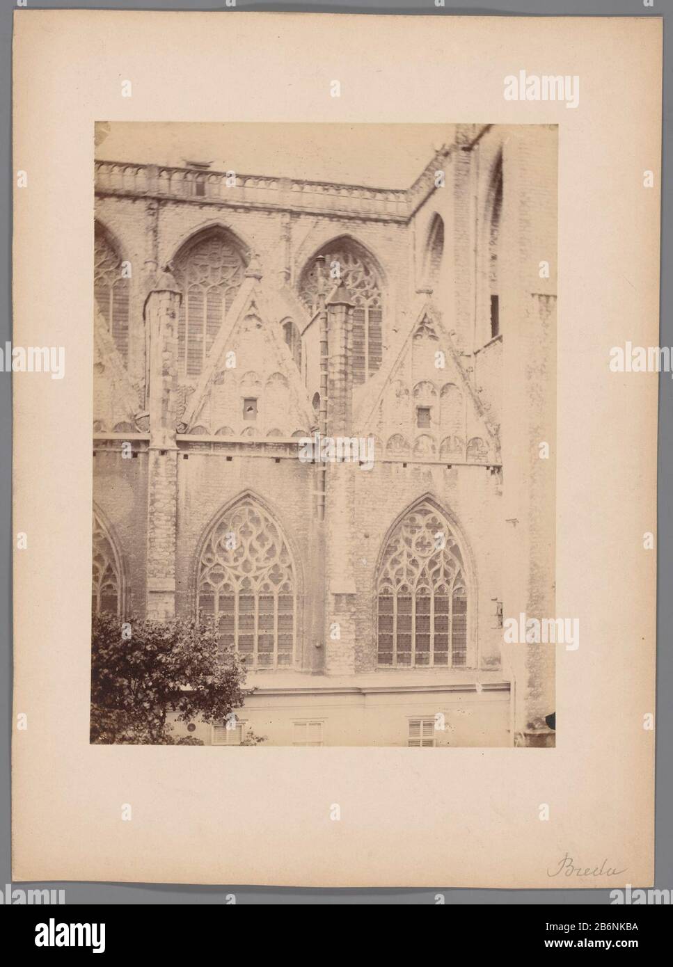 Gedeelte van de Grote Kerk te Breda Teil der Grote Kerk in Breda Eigenschaft Typ: Fotos Artikelnummer: RP-F 00-5618 Aufschriften/Marken: Anmerkung, Rekto handschriftlich "Breda'annotie, verso, handschriftlich: 'N. H. Kirche Breda/Southside links Querhaus' Hersteller: Fotograf: Anonym (Erbe) (zugeschrieben) Ort Herstellung: Breda Datum: 1890 - 1920 Material: Papierkarton Technik: Albumin Druckabmessungen: Foto: H 231 mm × W 172 mm Betreff: Kirche (außen) wo: Große Kirche Stockfoto
