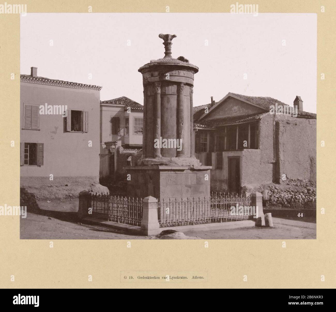 Gedenkteeken van Lysokrates in der Athene G 19 Gedenkteeken van Lysokrates Athene (titel op object) Griekenland (serietitel) Das Foto ist Teil der gesammelten Fotoserie Griekenland. Hersteller von Richard Polak: Fotograf: Anonymer Ort Herstellung: Athen Datum: CA. 1.585 - c.198 Physikalische Merkmale: Kopiermaterial: Papierkartonpapier Technik: Leichte Druckabmessungen: Foto: H 228 mm × W 291 mmblad: H 468 mm × W 558 mm Stockfoto