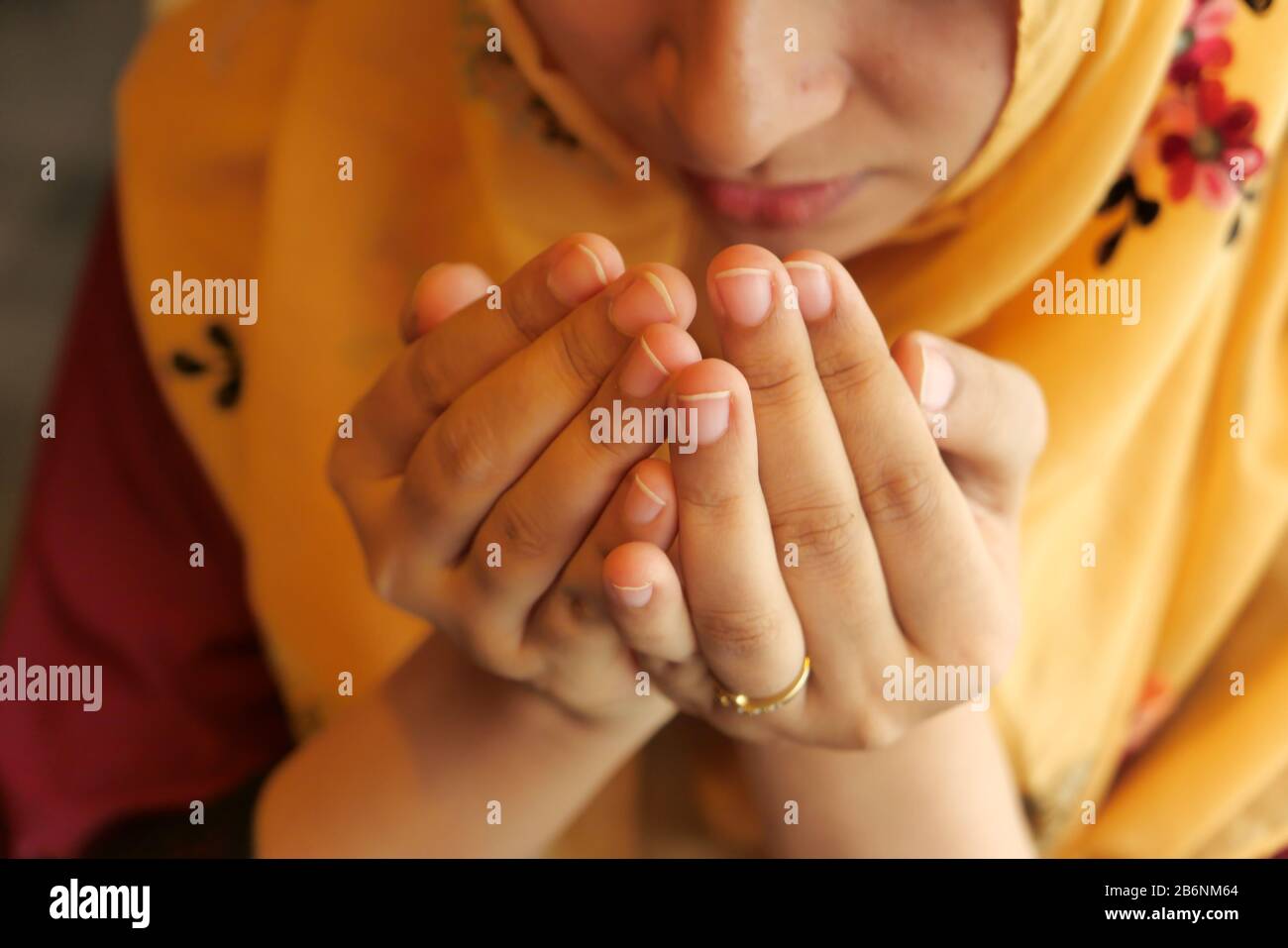 Nahaufnahme muslimischer Frauen, die auf ramadan beten Stockfoto