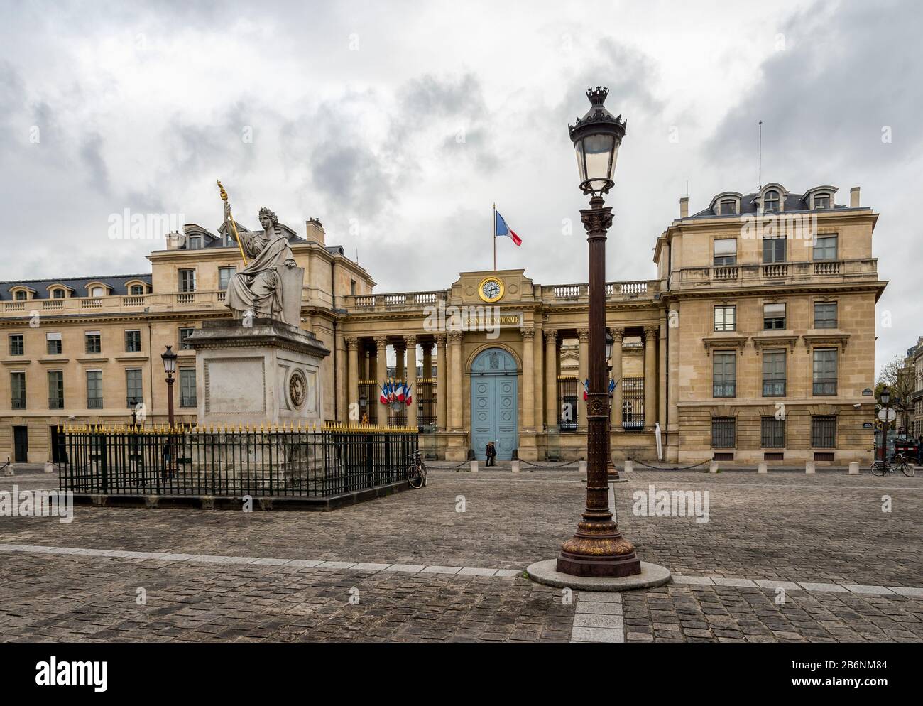 Ein malerischer Lichtpfosten und eine Skulptur auf einem Platz vor dem Gebäude der Nationalversammlung, Paris, Frankreich Stockfoto
