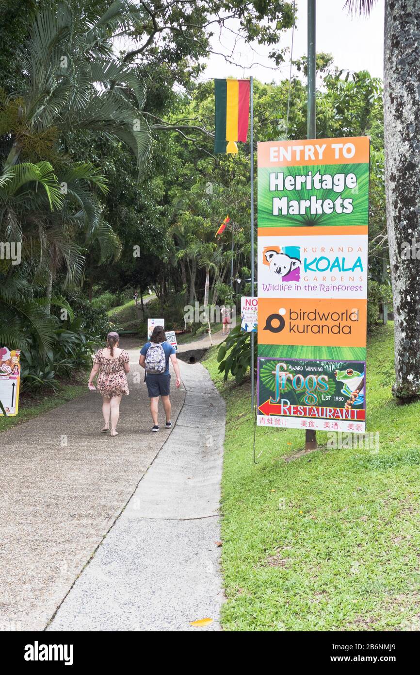 dh Kuranda Village CAIRNS AUSTRALIEN Rain Forest Heritage Market Schild zwei Frauen Touristen Regenwald Stockfoto