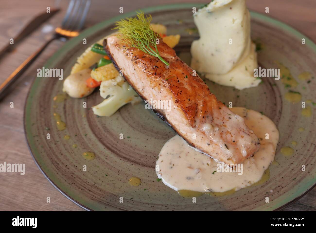 Gerösteter Lachs mit pommes frites und Gemüsesalat. Stockfoto