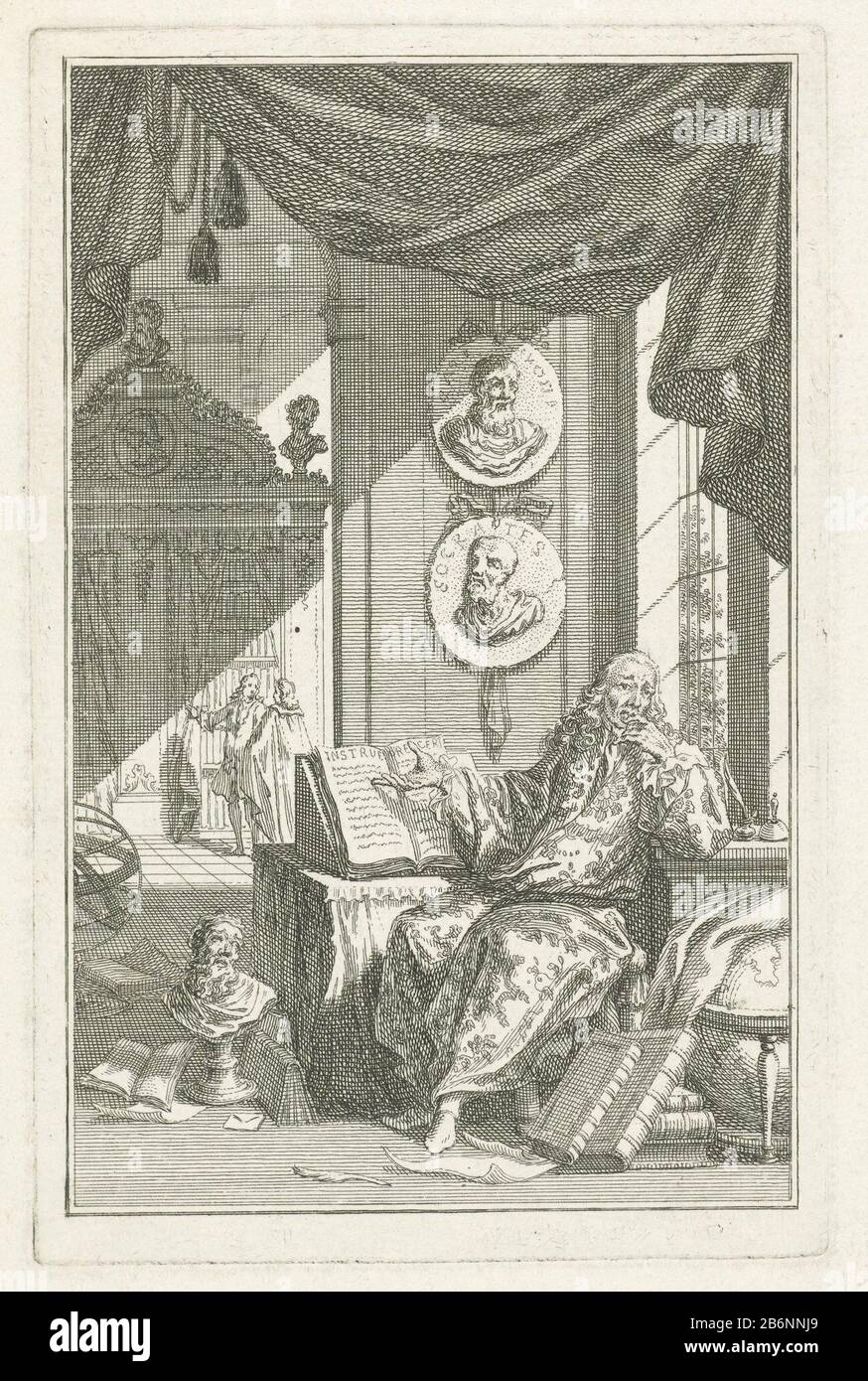 Geleerde in Studeervertrek sitzt ein Gelehrter in einer Studie hinter einem Schreibtisch und deutet auf ein offenes Buch hin, das geschlagen wurde. Über seinem Schreibtisch hängen zwei Medaillons mit Porträts antiker Philosophen. Auf dem Boden um seinen Schreibtisch sind Papiere und Bücher eine Porträtbüste und Wereldbol. Hersteller : Druckerhersteller Simon Fokke Herstellung: Amsterdam Datum: 1759 Physikalische Merkmale: Ätzung, Proof Material: Papiertechnik: Ätzmaße: Plattenkante: H 160 mm × W 103 mm Betreff: Studie; 'Studiolo; Wissenschaftler in seiner Bibliothek und Studie Stockfoto