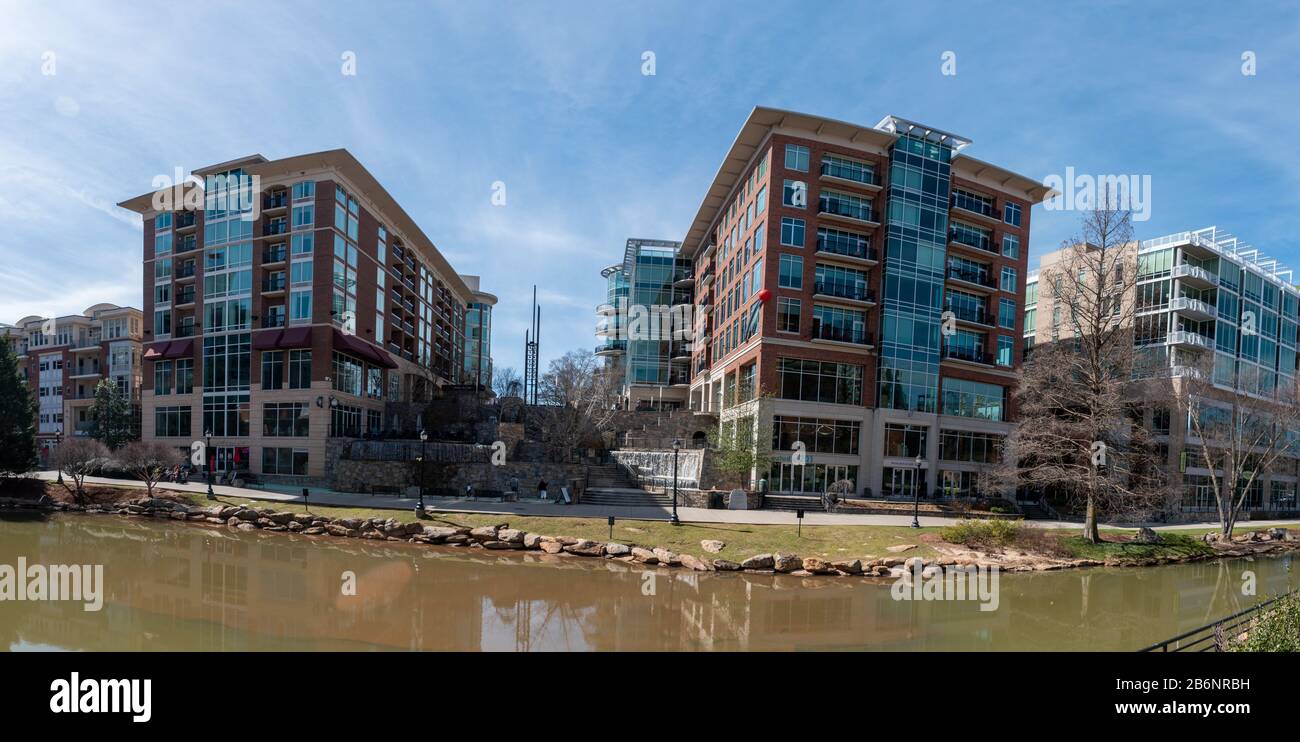 Ein Panoramablick auf das Stadtzentrum von Greenville, South Carolina entlang des Reedy River Stockfoto