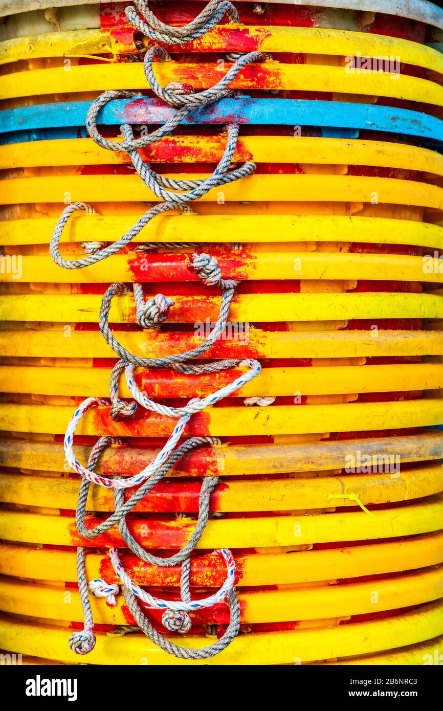 Plastikeimer, die von den örtlichen Fischern verwendet werden, um ihren Fischfang vom Fischerboot auf den Markt zu bringen, Sandakan, Sabah District, Borneo, Malaysia Stockfoto