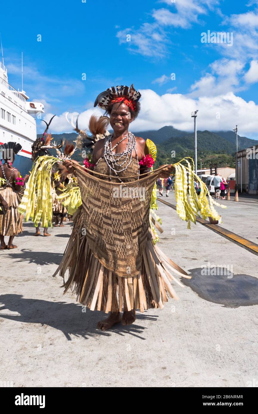 dh Port Willkommen Frau Tänzerin ALOTAU PAPUA-NEUGUINEA traditionelle PNG nativen Begrüßung Kreuzfahrt Besucher Tourismus Person Stammes Kleid Kultur Frauen Menschen Stockfoto