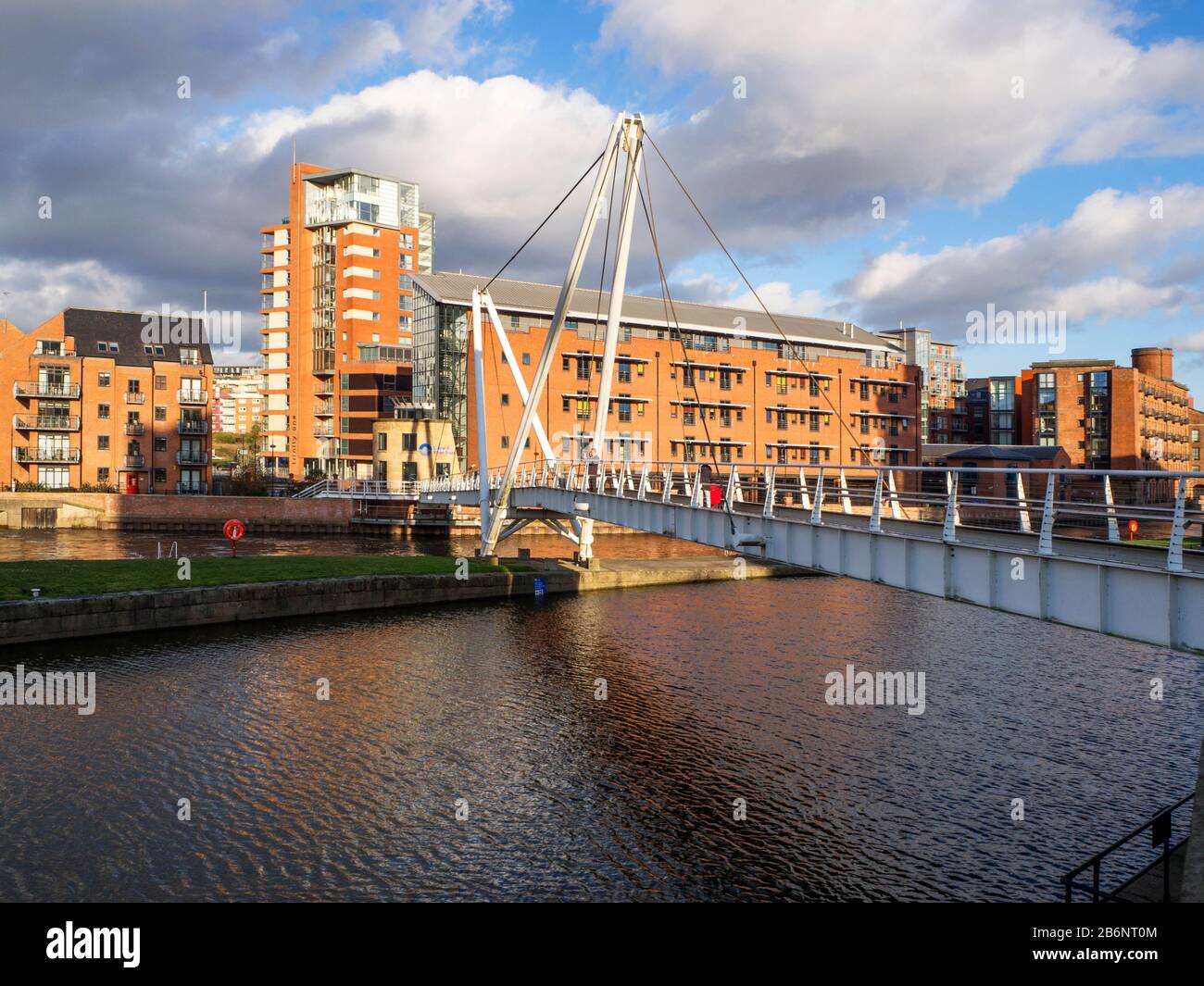 Knights Way Bridge moderne Fußgängerbrücke über den Fluss Aire Leeds West Yorkshire England Stockfoto