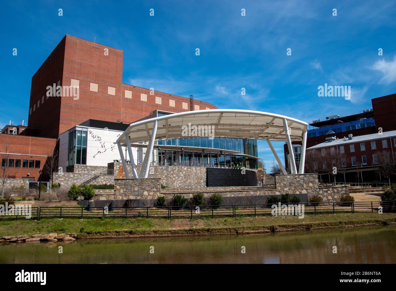 Blick auf das Stadtzentrum von Greenville, South Carolina entlang des Reedy River Stockfoto