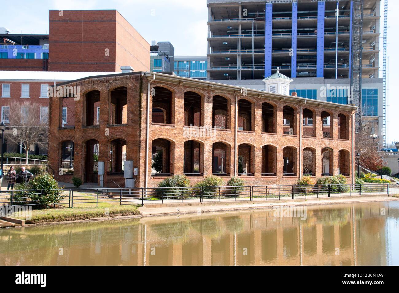 Der Wyche Pavilion in Greenville, South Carolina, ist eine alte Ziegelei am Ufer des Reedy River Stockfoto