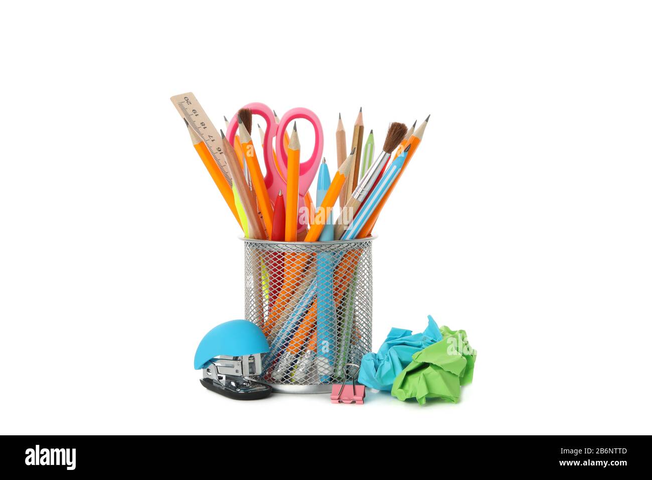 Schreibwaren in der Halterung isoliert auf weißem Hintergrund Stockfoto