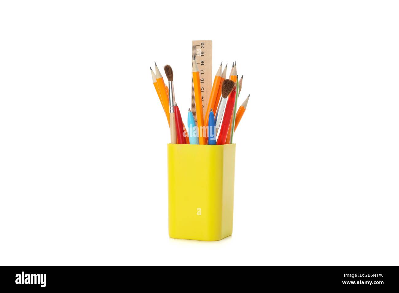 Schreibwaren in der Halterung isoliert auf weißem Hintergrund Stockfoto
