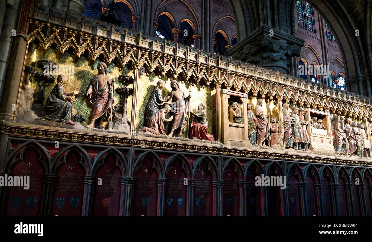 Szenen aus der Heiligen Bibel im Inneren der Kathedrale Notre-Dame de Paris, Paris, Frankreich Stockfoto