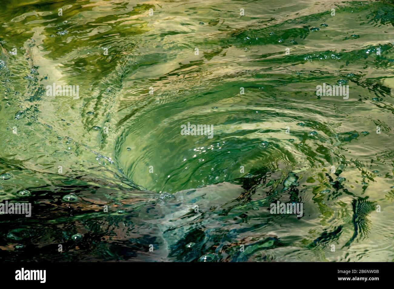Ein Whirlpool mit dunkelgrünem Wasser Stockfoto