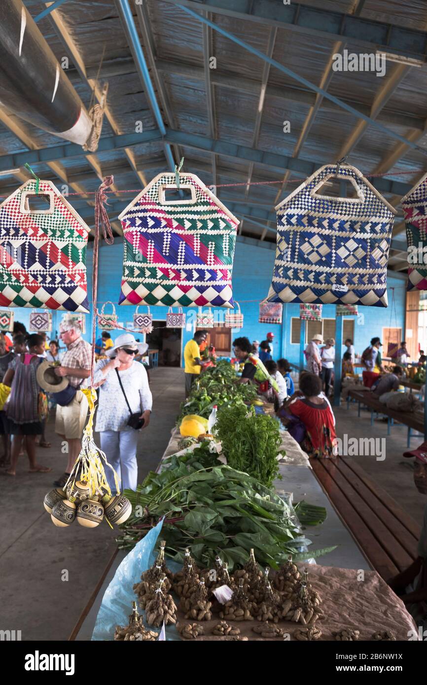 dh PNG traditionelle Sagotaschen ALOTAU PAPUA-NEUGUINEA Frau Tourist in Obst Gemüse Markt handgemachten Tourismus gewebt Handwerk Kunsthandwerk Stockfoto