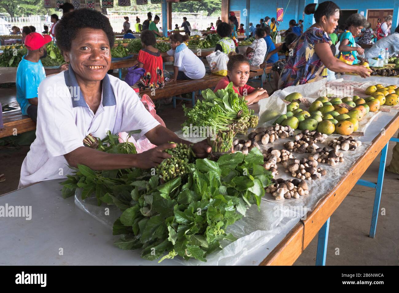 dh PNG Marktverkäufer Gemüse ALOTAU PAPUA-NEUGUINEA lächelnde gebürtige Frau am Obst-Gemüse-Stall Menschen Einheimische essen ländliches asien Stockfoto