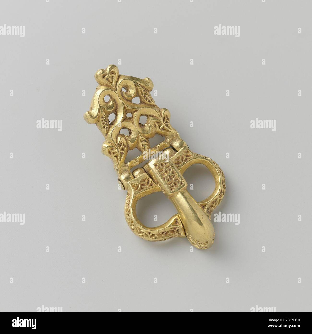 Gesp Gesp van goud. Het lange, smal toelopende aanzetstuk is opengewerk en bestaat uit bloem- en bladmotieven. Gevonden in Antiochie. Hersteller : edelsmid: AnoniemPlaats Herstellung: Antion (mogelijk) dating: CA. 500 - ca. 700 Physikalische Kenmerken: Gud-Material: Gud-Abmessungen: L 7,0 cm. × b 3,6 cm. Stockfoto