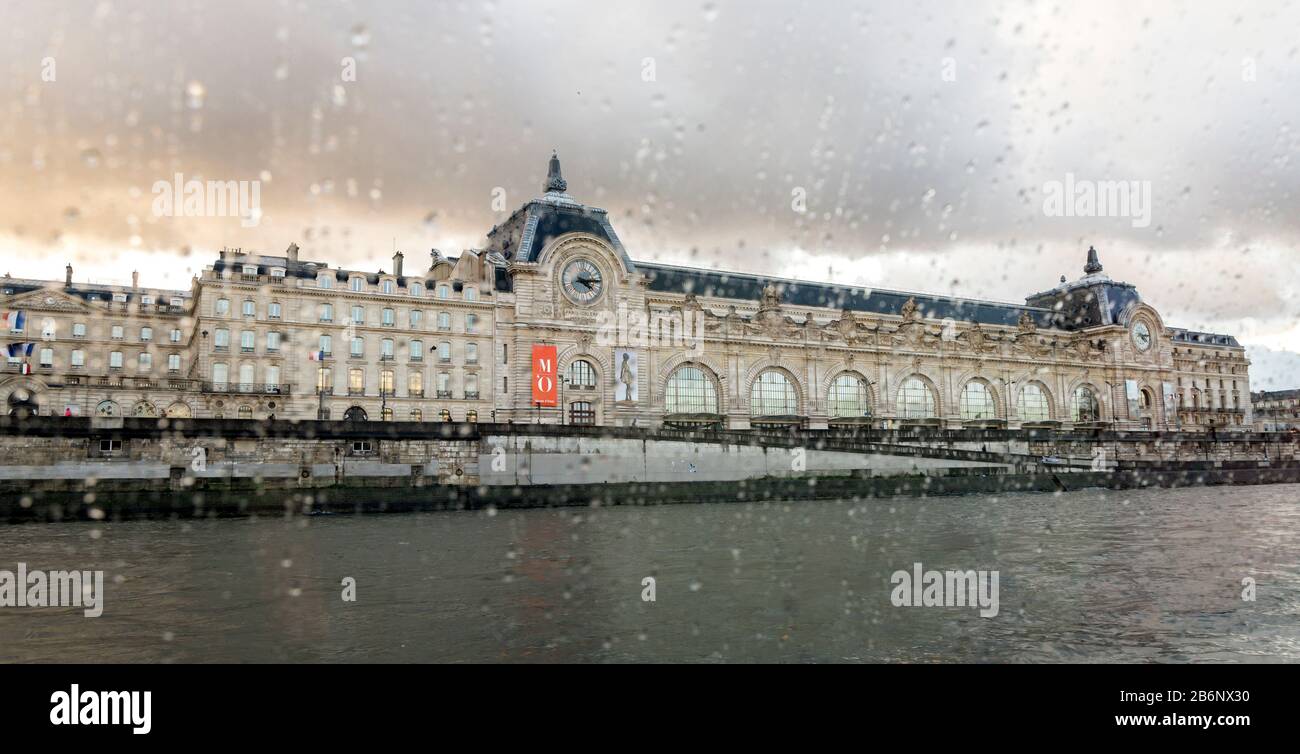 Blick auf das Gebäude Musee d'Orsay von einem verregneten Fenster des Kreuzfahrtschiffs auf der seine, Paris, Frankreich Stockfoto