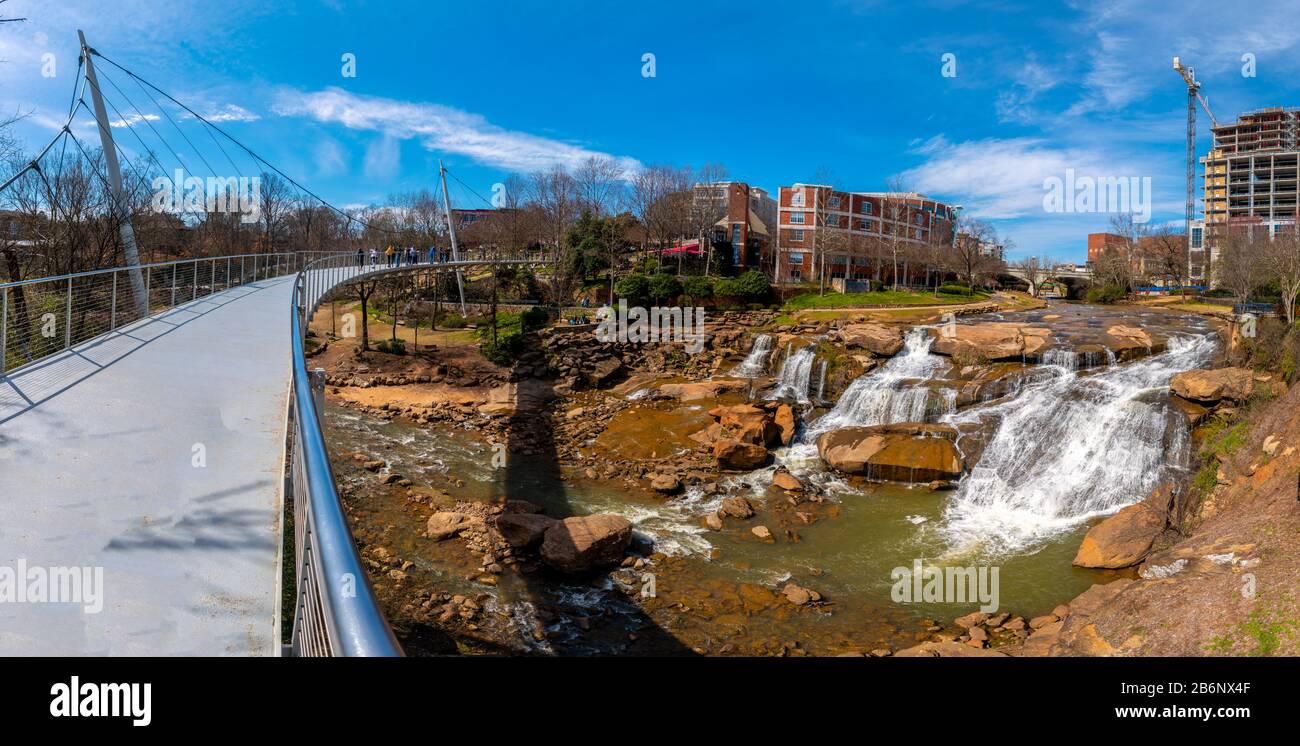 Ein Panoramablick auf die Liberty Bridge, die die Reedy River Falls in Greenville, South Carolina überquert Stockfoto