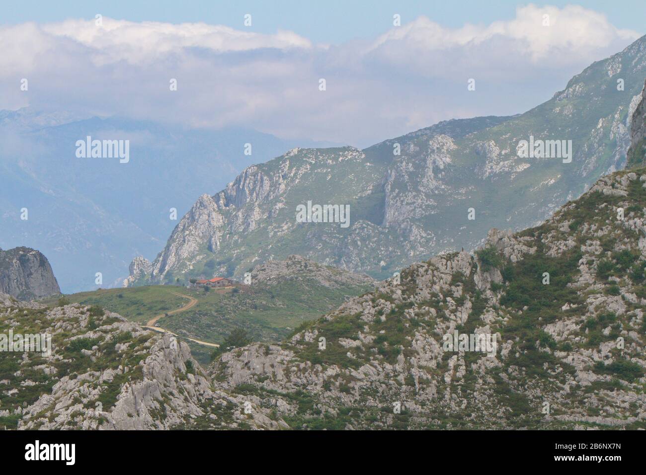 Cangas de Onis, Asturien/Spanien; 05. August 2015. Seen von Covadonga im Nationalpark Picos de Europa. Die Leute, die auf den verschiedenen Routen spazieren gehen, stehen zur Verfügung Stockfoto