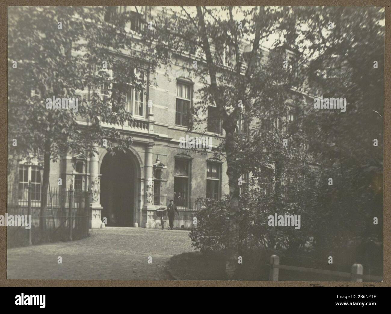 Gevel en poort van het Wilhelmina Gasthuis in Amsterdam Teil des Albums mit Bildern von Amsterdam und OME. Hersteller : Fotograf: Anonymer Ort Herstellung: Amsterdam Datum: 1910 - ca. 1930 Physische Merkmale: Gelatine silbernes Druckmaterial: Papier Fotopapier Technik: Gelatine silberfarbenes Druckmaß: H 123 mm × W 170 mmOnderwerp Stockfoto
