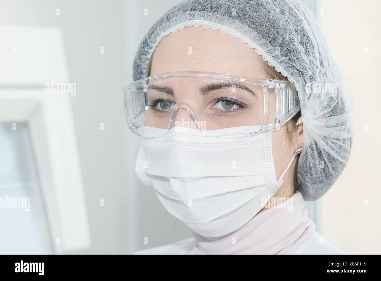 Wissenschaftlerin oder Ärztin in weißer Schutzkleidung im Labor, Nahporträt Stockfoto