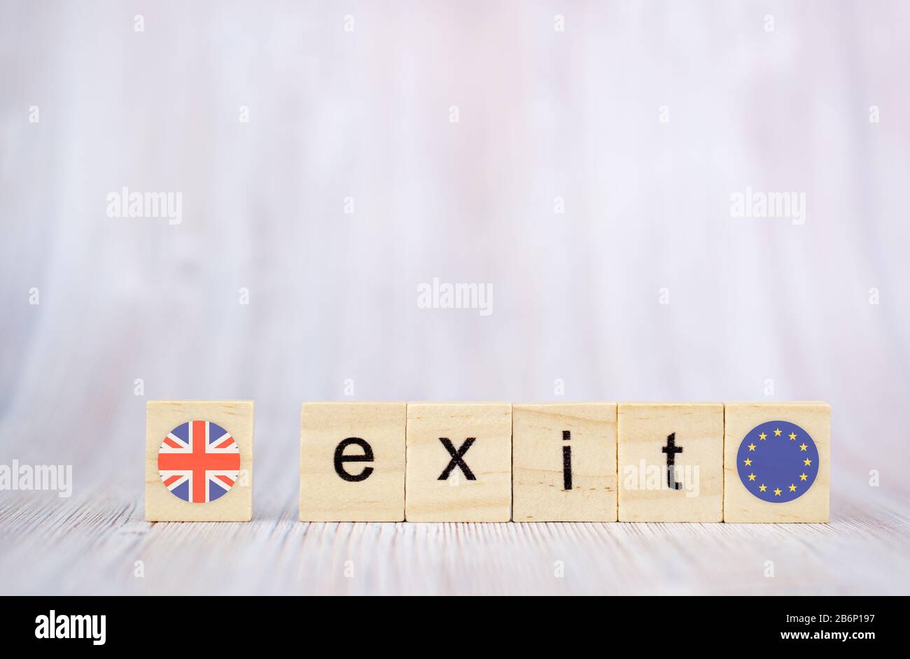 Brexit-Konzept .Exit-Wort auf Holzblöcken mit britischen und EU-Flaggen geschrieben. Ausgangstext auf Holztisch für Ihr Desing Stockfoto