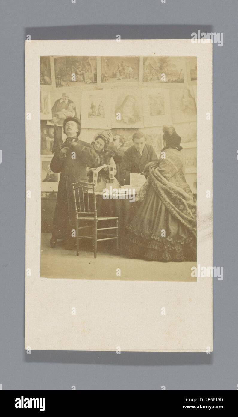 Gezelschap aan tafel traf pränten aan de Wand Company mit Abzügen auf dem Wandobjekttyp carte-de-visite Objektnummer: RP-F 2016-49-6 Hersteller: Fotograf: Anonymer Ort Herstellung: Paris Datum: Ca. 1865 Physische Merkmale: Albumenpapier Druckmaterial: Papiertechnik: Albumenmuster Abmessungen: H 100 mm × W 60 mm Subjektdruck, z. B. Engras, Radierung, lithograph wo Paris Stockfoto